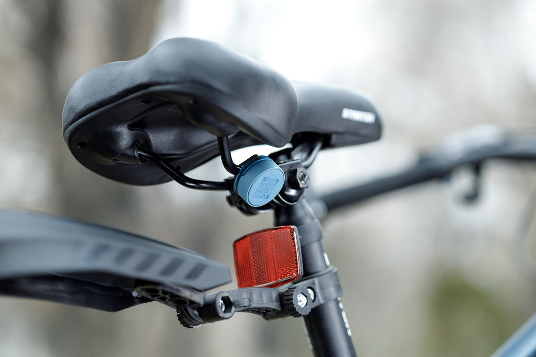 Roam Smart Tracker blue tag, durable and modern for bags or bike