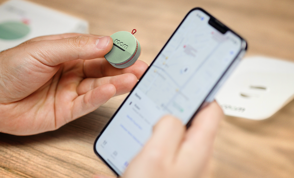 Green Roam Smart Tracker tag, 1-year+ battery, QR recovery, free Android/iOS tracking.